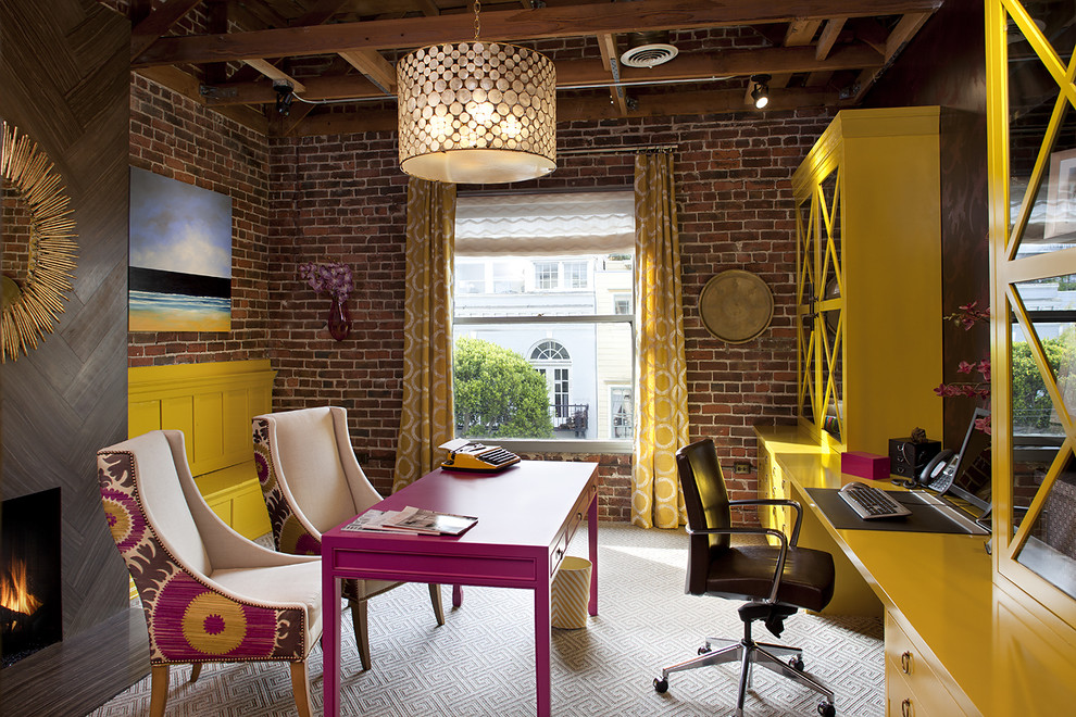 Foto di uno studio minimal con moquette, scrivania incassata e pavimento beige