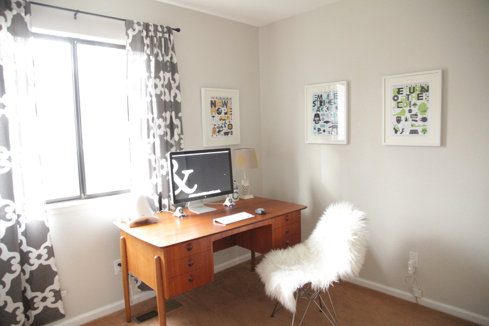 Foto di un atelier eclettico con pareti grigie, moquette e scrivania autoportante
