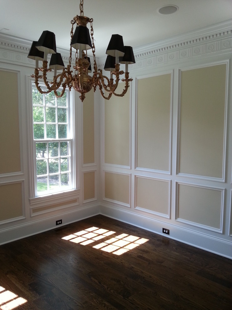 Großes Klassisches Arbeitszimmer ohne Kamin mit Arbeitsplatz, beiger Wandfarbe und braunem Holzboden in Charlotte