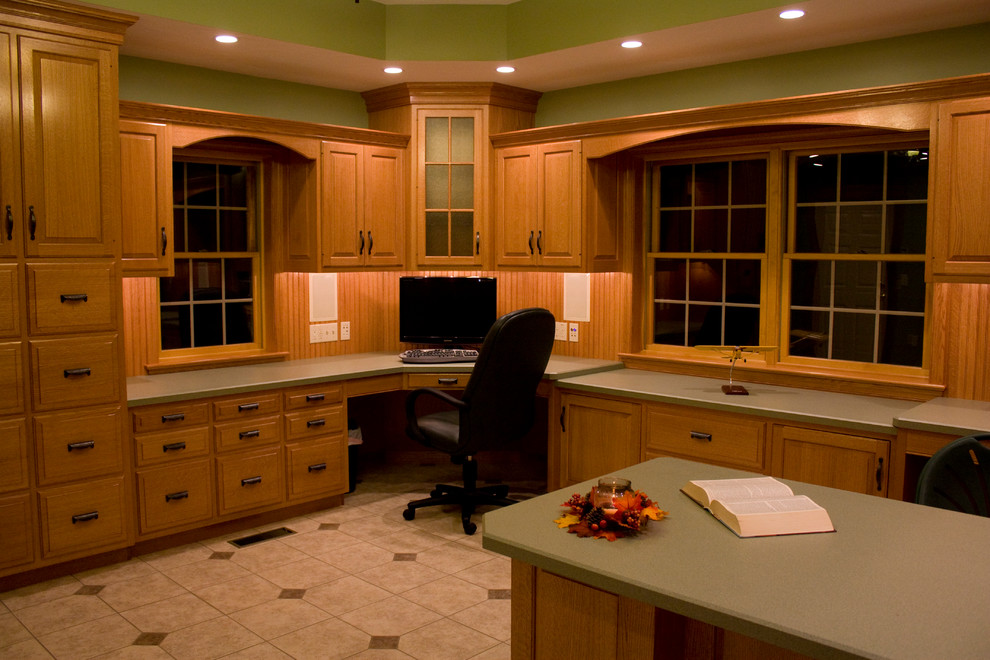 Imagen de despacho tradicional de tamaño medio sin chimenea con paredes verdes, suelo de baldosas de porcelana y escritorio empotrado