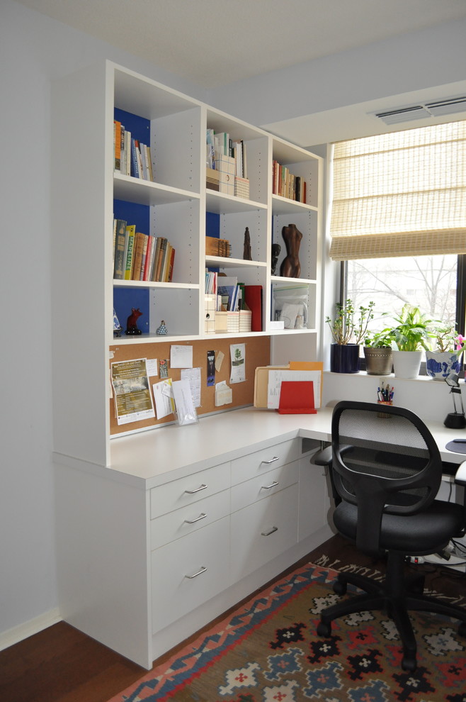 Kleines Shabby-Style Arbeitszimmer ohne Kamin mit Arbeitsplatz, weißer Wandfarbe, hellem Holzboden und Einbau-Schreibtisch in Toronto