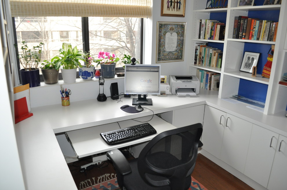 Idee per un piccolo ufficio stile shabby con pareti bianche, parquet chiaro, nessun camino e scrivania incassata