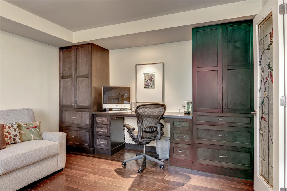 Mittelgroßes Modernes Arbeitszimmer mit beiger Wandfarbe, dunklem Holzboden und Einbau-Schreibtisch in Washington, D.C.