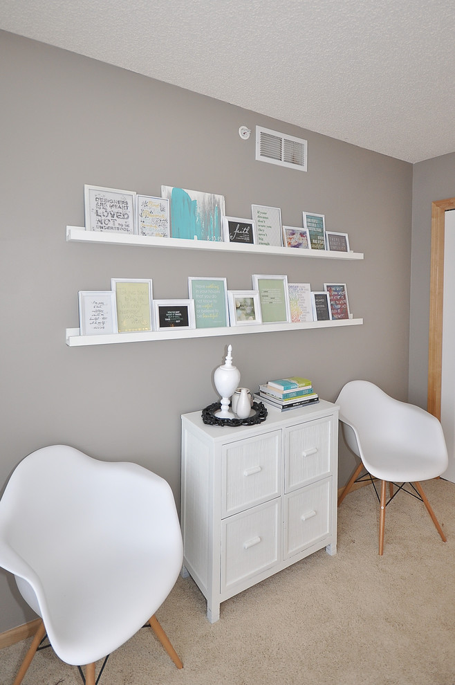 Idéer för mellanstora funkis arbetsrum, med heltäckningsmatta och ett fristående skrivbord