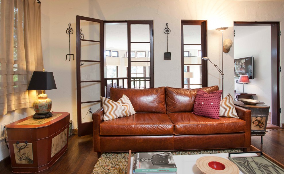 サンディエゴにある地中海スタイルのおしゃれなホームオフィス・書斎 (ベージュの壁、濃色無垢フローリング) の写真