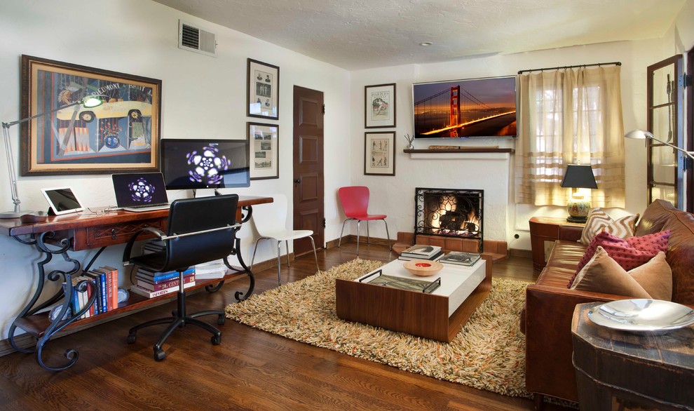 サンディエゴにある地中海スタイルのおしゃれなホームオフィス・書斎 (白い壁、濃色無垢フローリング、自立型机) の写真