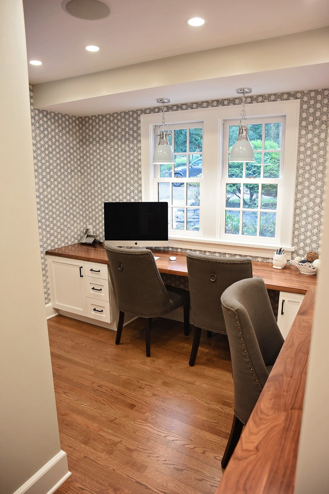 Kleines Klassisches Arbeitszimmer mit braunem Holzboden, Einbau-Schreibtisch und braunem Boden in Sonstige