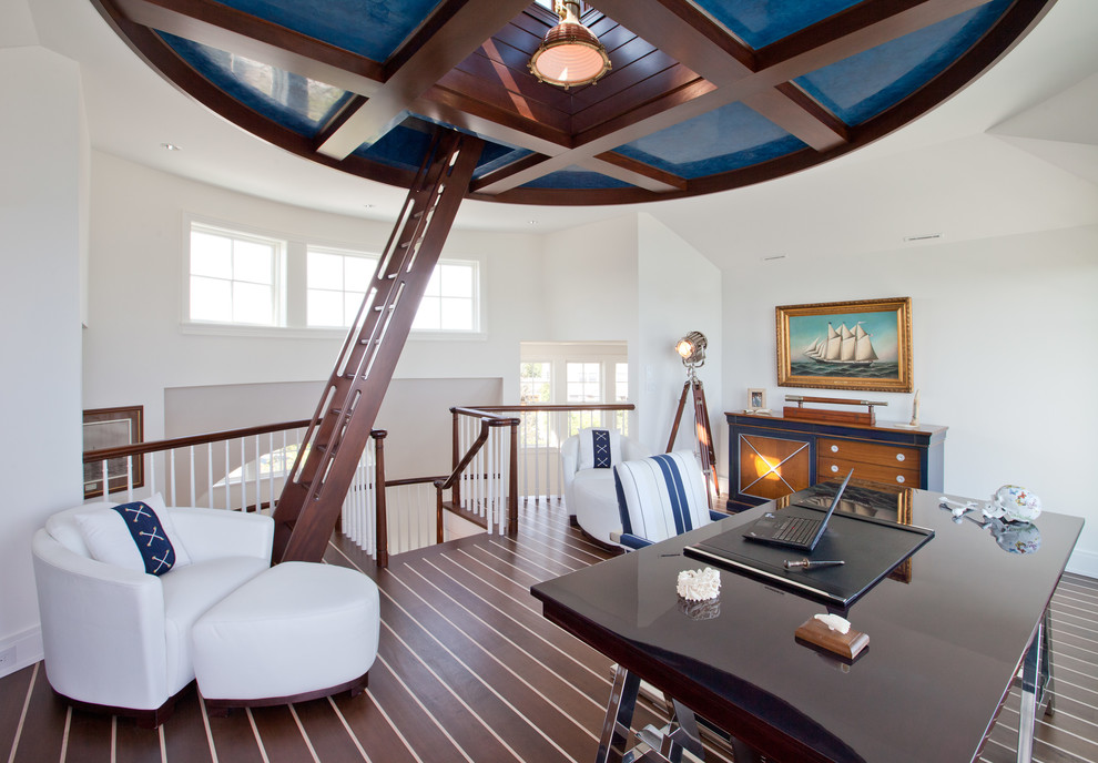 Réalisation d'un bureau marin de taille moyenne avec un mur blanc, un bureau indépendant et parquet foncé.