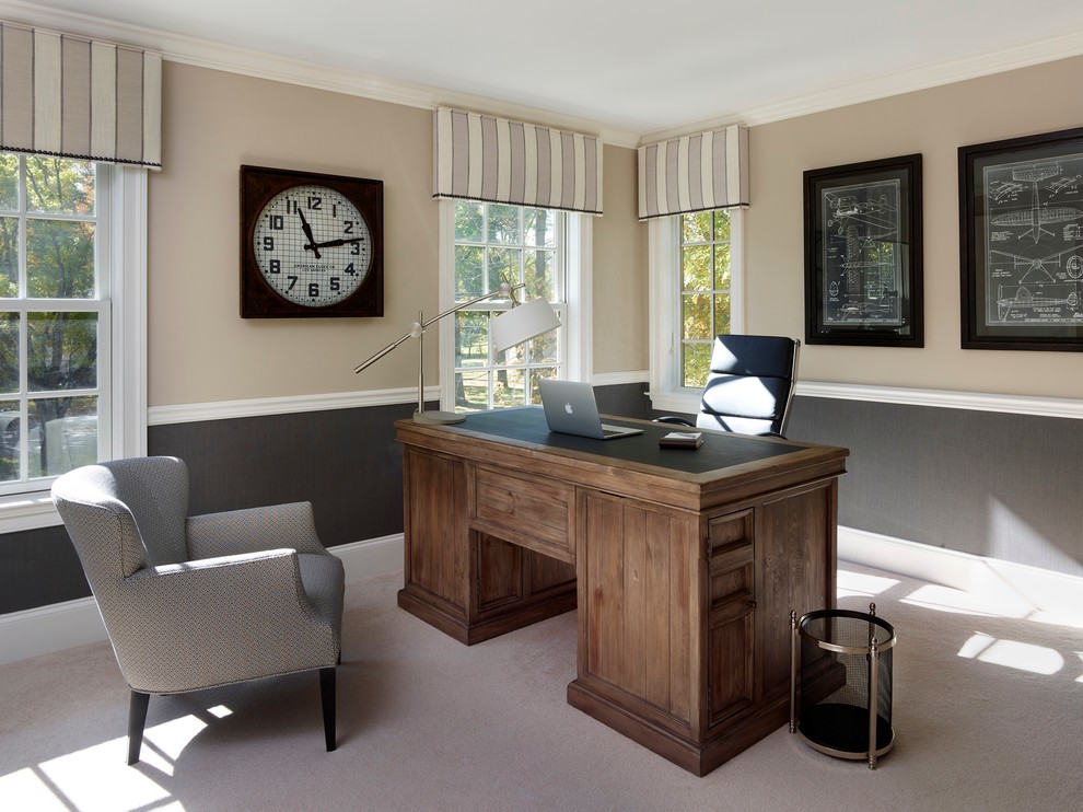 Aménagement d'un bureau classique de taille moyenne avec un mur beige, moquette, un bureau indépendant et aucune cheminée.