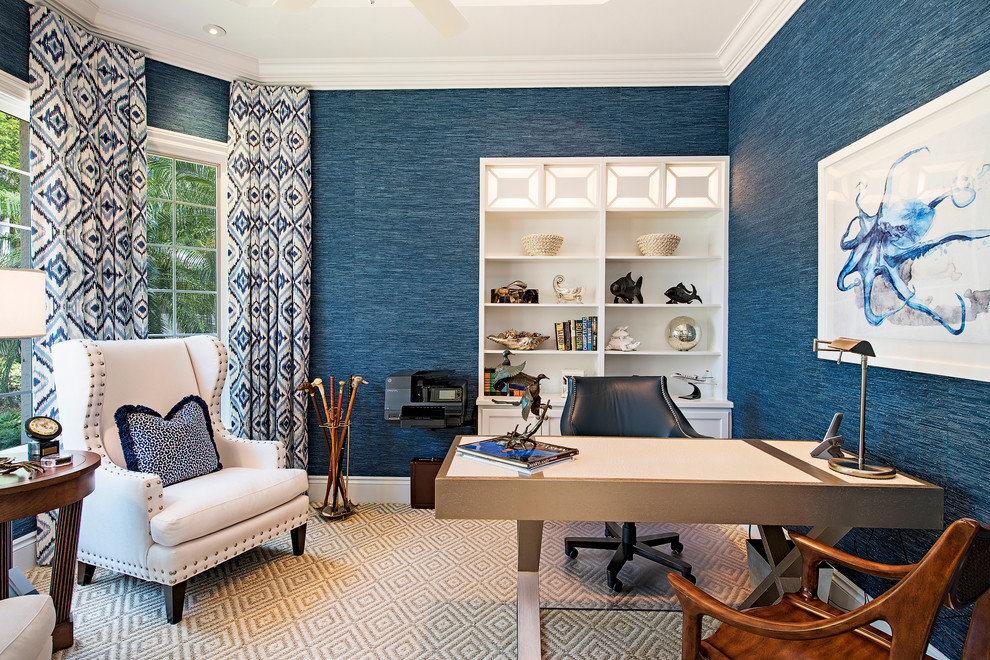 На фото: большое рабочее место в стиле неоклассика (современная классика) с синими стенами, ковровым покрытием и отдельно стоящим рабочим столом