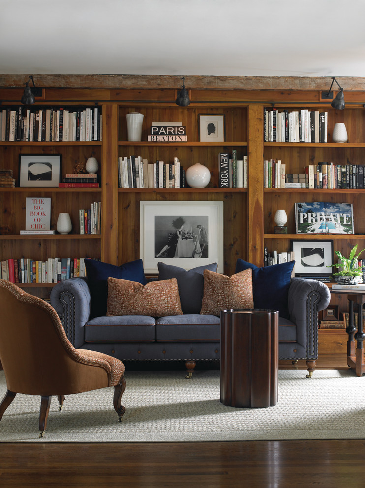 Свежая идея для дизайна: домашняя библиотека среднего размера в стиле рустика с коричневыми стенами и темным паркетным полом без камина - отличное фото интерьера