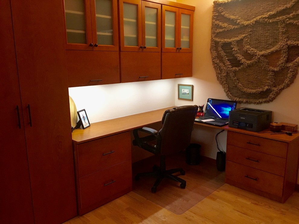 Foto di un ufficio contemporaneo con scrivania incassata