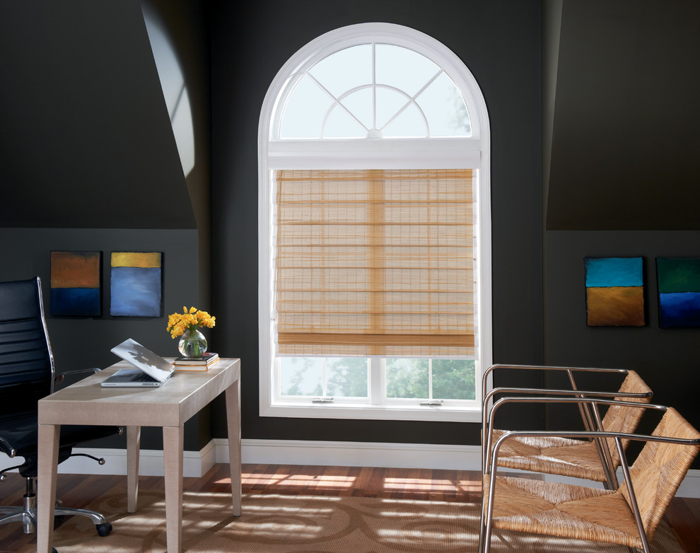 Imagen de despacho contemporáneo de tamaño medio sin chimenea con paredes negras, suelo de madera en tonos medios y escritorio independiente