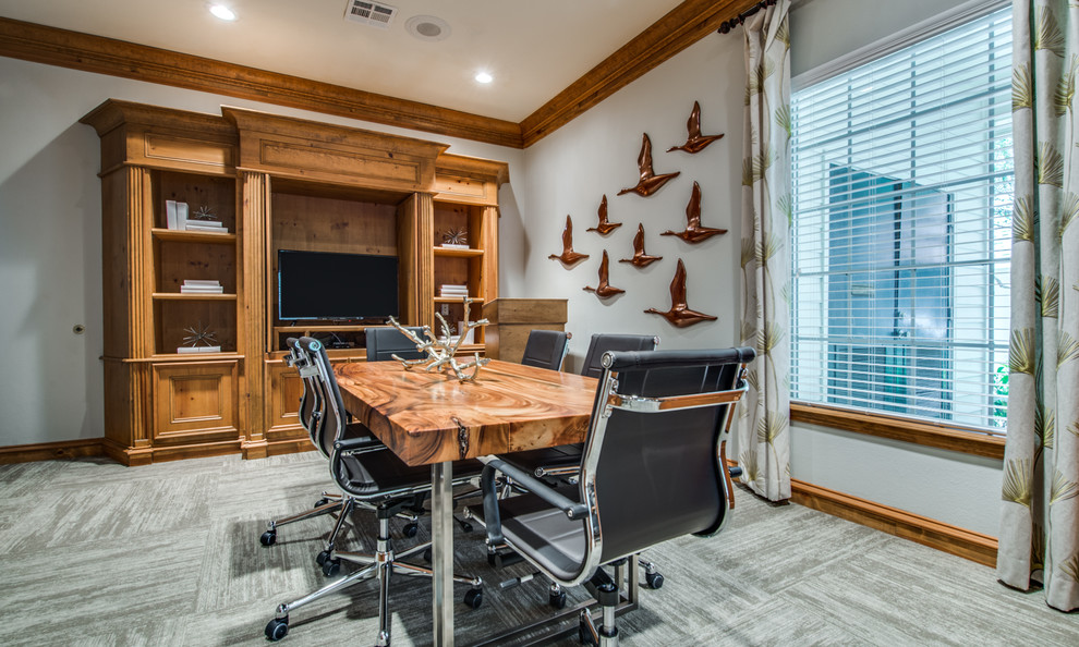 Imagen de despacho tradicional renovado de tamaño medio con paredes grises, moqueta y suelo gris