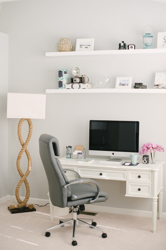 Modelo de despacho costero con paredes grises, moqueta y escritorio independiente