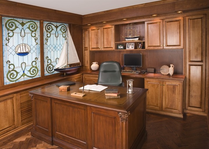 Aménagement d'un bureau classique de taille moyenne avec parquet foncé, aucune cheminée, un bureau indépendant et un sol marron.