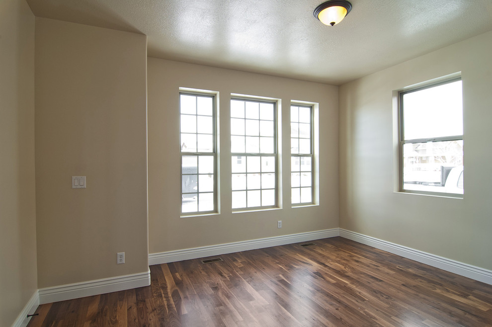 Mittelgroßes Klassisches Arbeitszimmer ohne Kamin mit beiger Wandfarbe und dunklem Holzboden in Salt Lake City