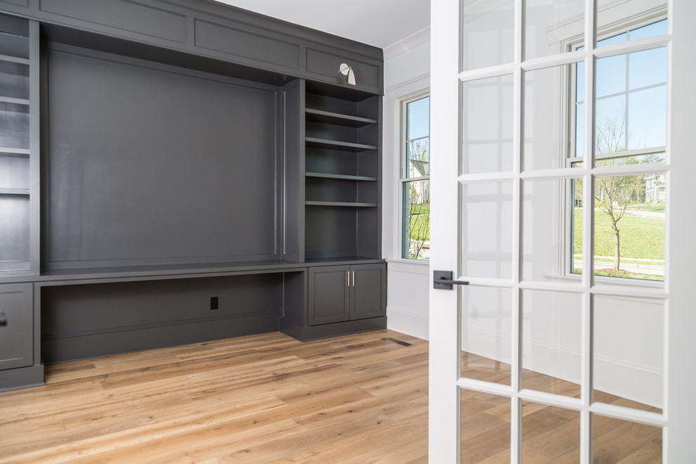 Mittelgroßes Modernes Lesezimmer mit grauer Wandfarbe, hellem Holzboden, Einbau-Schreibtisch und buntem Boden in Charlotte
