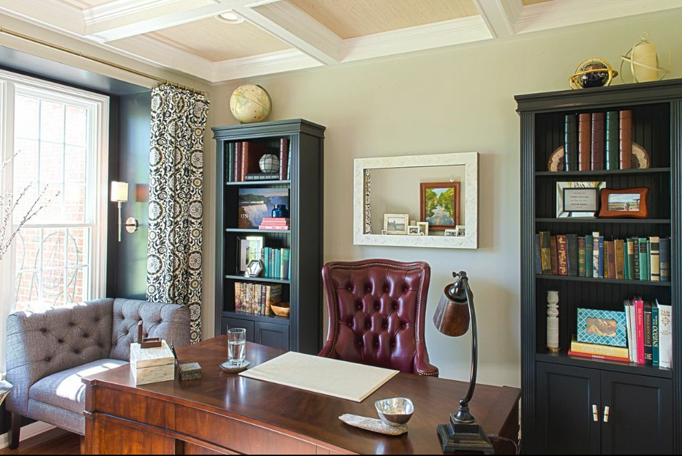 Diseño de despacho clásico renovado con paredes grises, suelo de madera en tonos medios y escritorio independiente