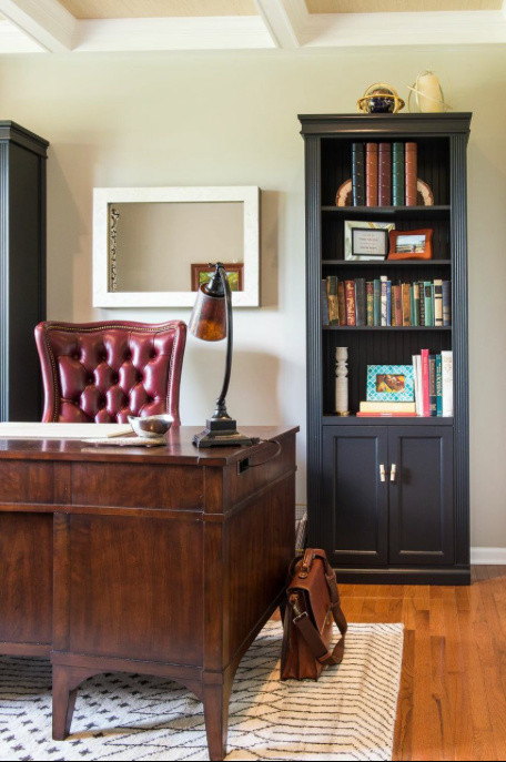 Klassisches Arbeitszimmer mit grauer Wandfarbe, braunem Holzboden und freistehendem Schreibtisch in Chicago