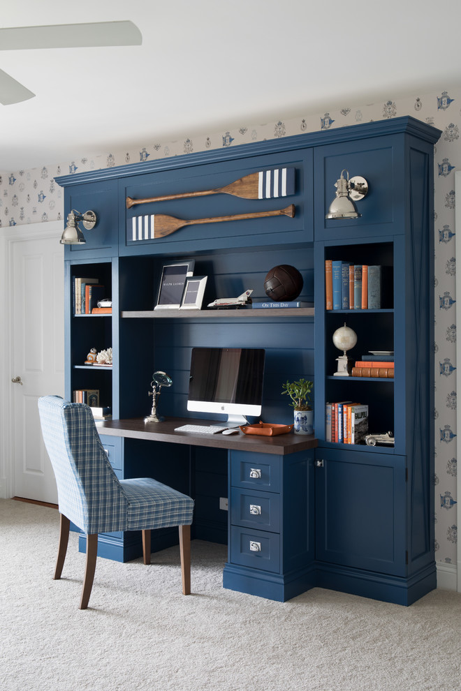 Imagen de despacho tradicional sin chimenea con paredes blancas, moqueta, escritorio empotrado y suelo beige