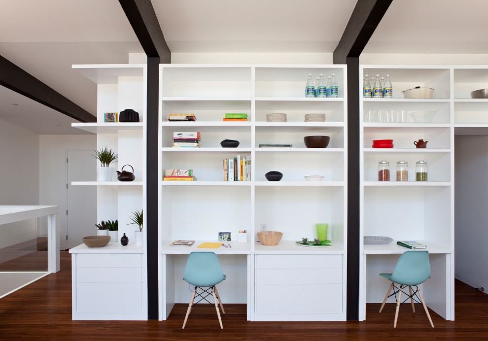 Идея дизайна: кабинет в современном стиле с белыми стенами, паркетным полом среднего тона, встроенным рабочим столом и коричневым полом без камина