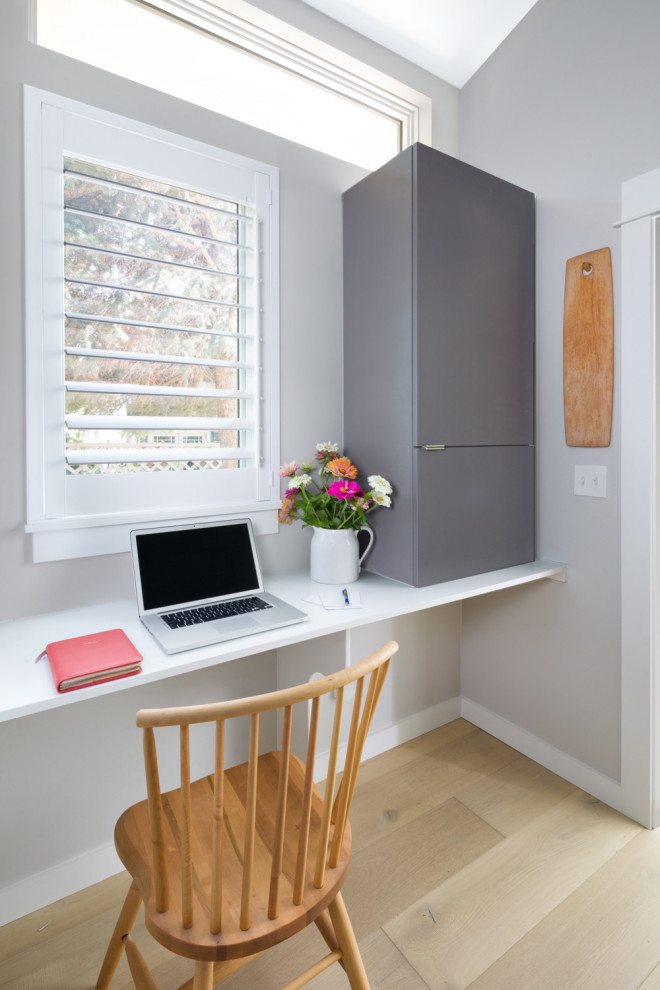 Источник вдохновения для домашнего уюта: маленькое рабочее место в стиле модернизм с серыми стенами, светлым паркетным полом и встроенным рабочим столом для на участке и в саду