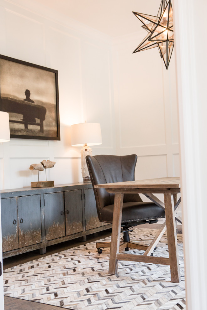 Diseño de despacho bohemio de tamaño medio sin chimenea con paredes blancas, suelo de madera en tonos medios, escritorio independiente y suelo marrón