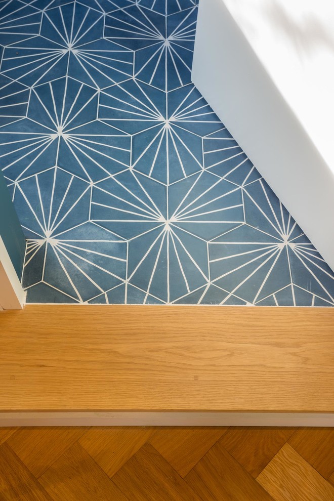 Idee per un ufficio moderno di medie dimensioni con pareti blu, pavimento con piastrelle in ceramica, scrivania incassata e pavimento blu