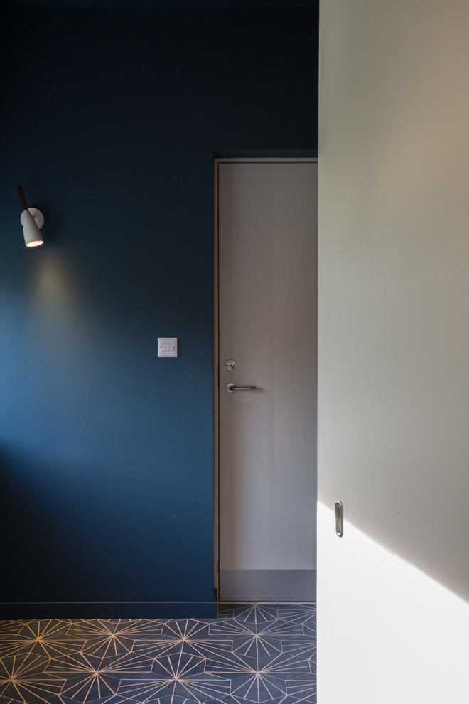 Ispirazione per un ufficio moderno di medie dimensioni con pareti blu, pavimento con piastrelle in ceramica, scrivania incassata e pavimento blu