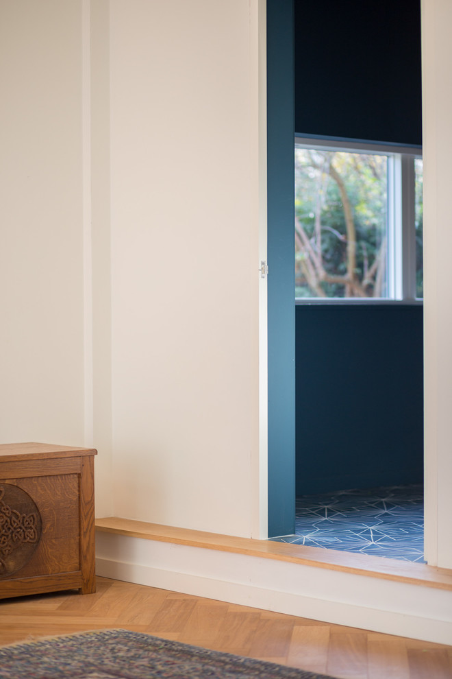 Idee per un ufficio minimalista di medie dimensioni con pareti blu, pavimento con piastrelle in ceramica, scrivania incassata e pavimento blu