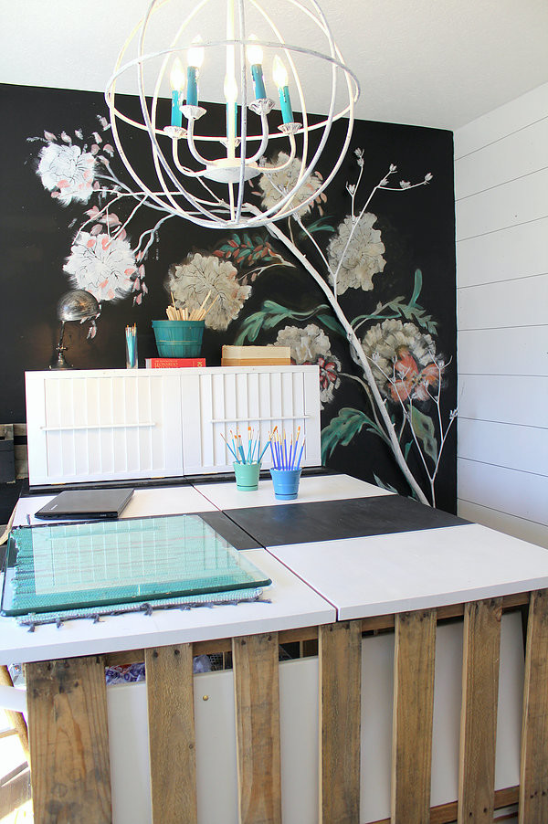 Shabby-Style Arbeitszimmer ohne Kamin mit weißer Wandfarbe und freistehendem Schreibtisch in Kolumbus