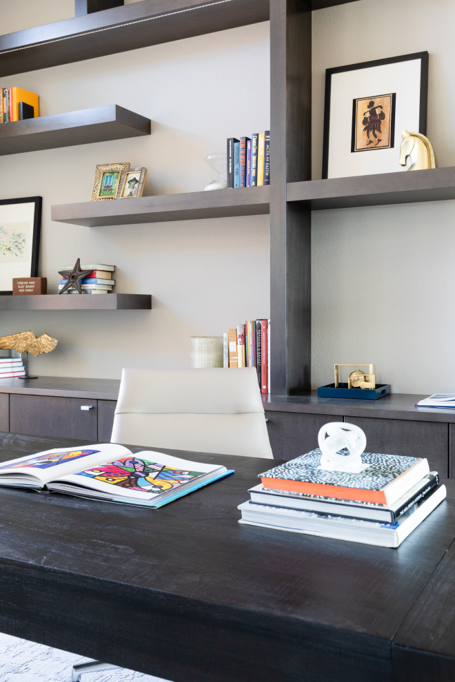 Cette image montre un bureau design de taille moyenne et de type studio avec un mur beige, parquet clair, aucune cheminée et un bureau indépendant.