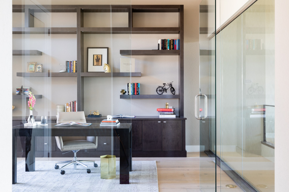 Idée de décoration pour un bureau design de taille moyenne et de type studio avec un mur beige, parquet clair, aucune cheminée et un bureau indépendant.