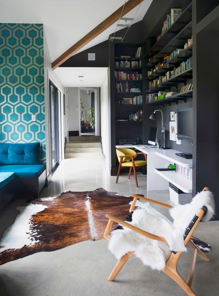 Idées déco pour un bureau contemporain de taille moyenne avec un mur noir, sol en béton ciré, aucune cheminée et un bureau intégré.