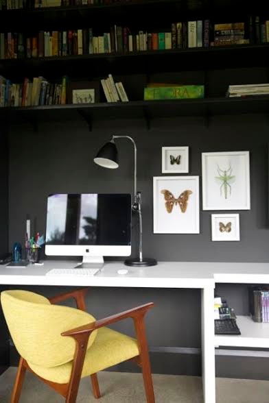 Cette photo montre un bureau éclectique de taille moyenne avec un mur noir et sol en béton ciré.
