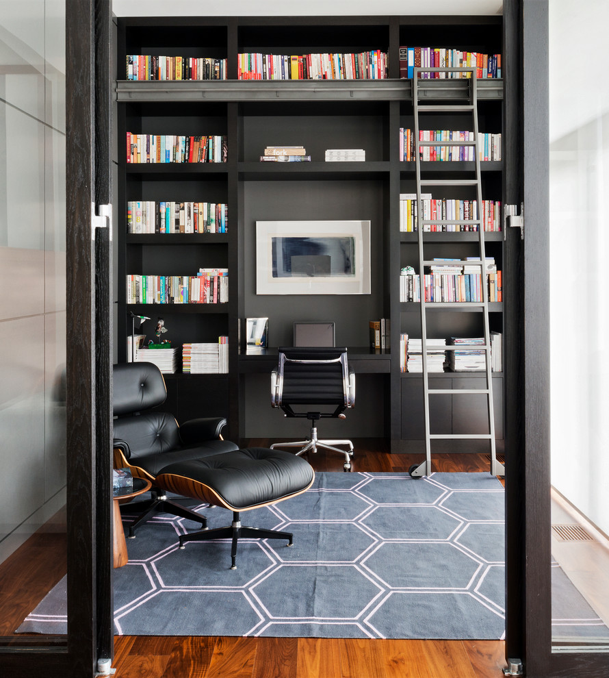 トロントにあるコンテンポラリースタイルのおしゃれな書斎 (黒い壁、無垢フローリング、暖炉なし、造り付け机) の写真
