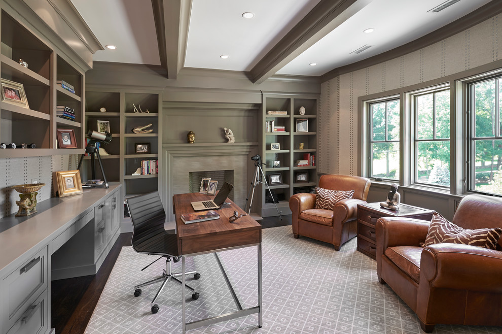 Aménagement d'un bureau classique avec parquet foncé, une cheminée standard et un bureau indépendant.