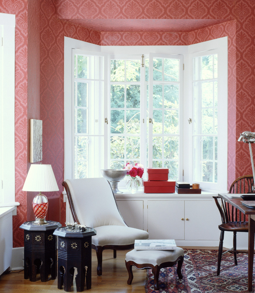 Inspiration pour un bureau traditionnel de taille moyenne avec un mur rose, parquet clair, aucune cheminée et un bureau indépendant.
