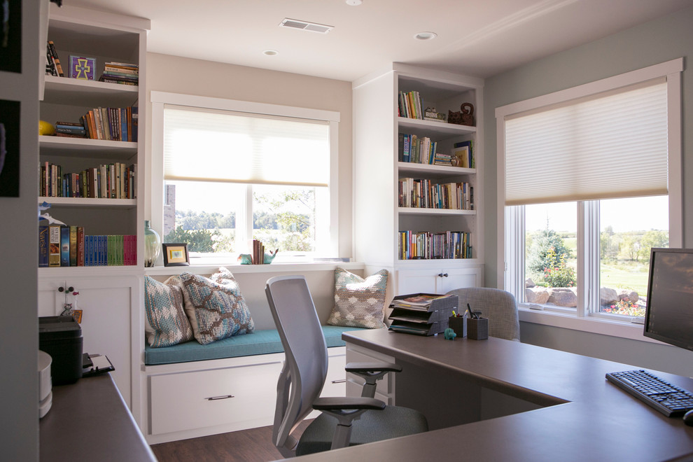 Идея дизайна: кабинет в стиле неоклассика (современная классика) с серыми стенами, темным паркетным полом, встроенным рабочим столом и коричневым полом
