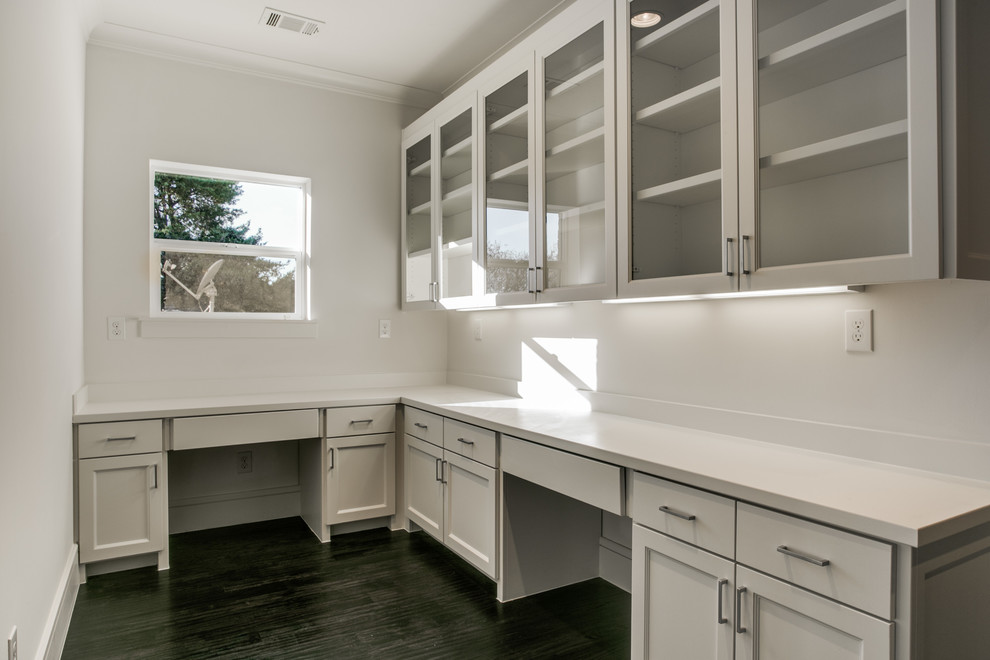 Imagen de despacho clásico renovado de tamaño medio sin chimenea con suelo de madera oscura, escritorio empotrado y paredes blancas