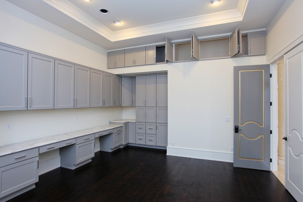 Geräumiges Modernes Arbeitszimmer mit dunklem Holzboden, Arbeitsplatz, weißer Wandfarbe, Einbau-Schreibtisch, braunem Boden und eingelassener Decke in Raleigh