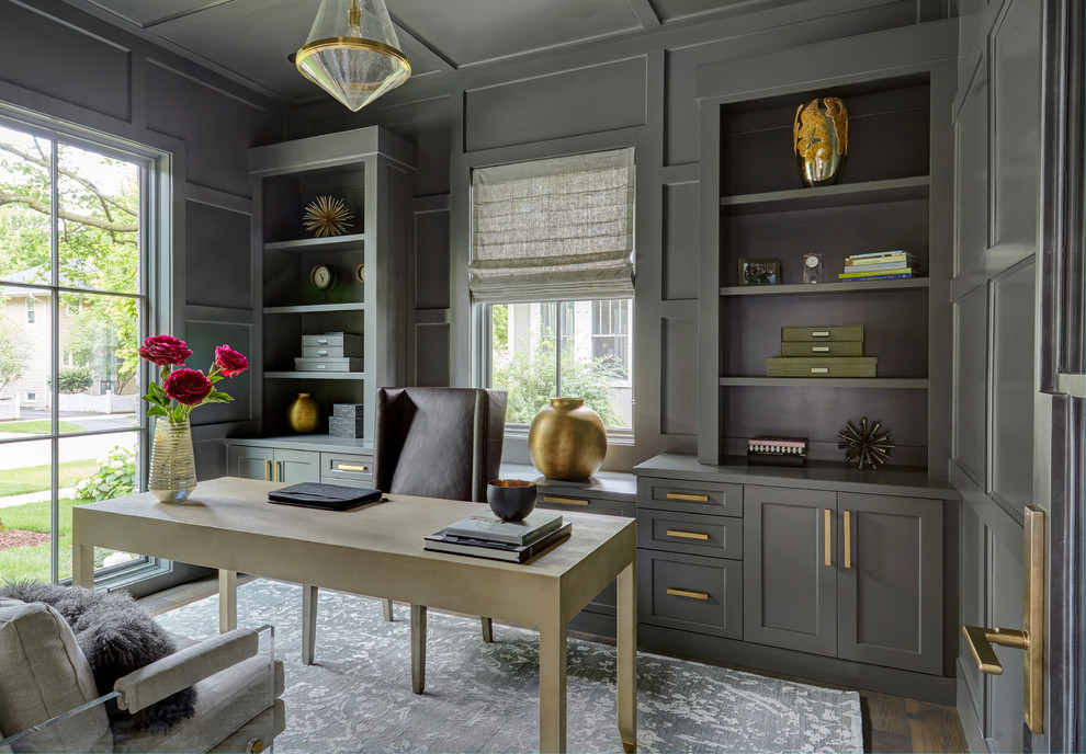 Exempel på ett mellanstort klassiskt arbetsrum, med grå väggar, mellanmörkt trägolv, ett fristående skrivbord och brunt golv