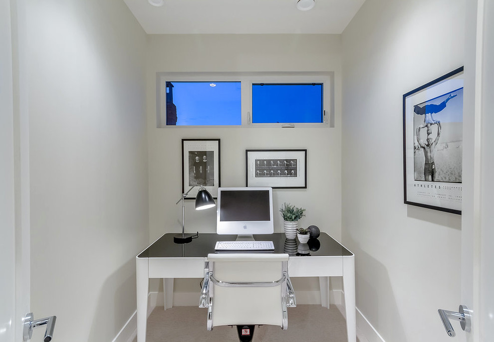 Réalisation d'un bureau design avec un mur blanc et un bureau indépendant.