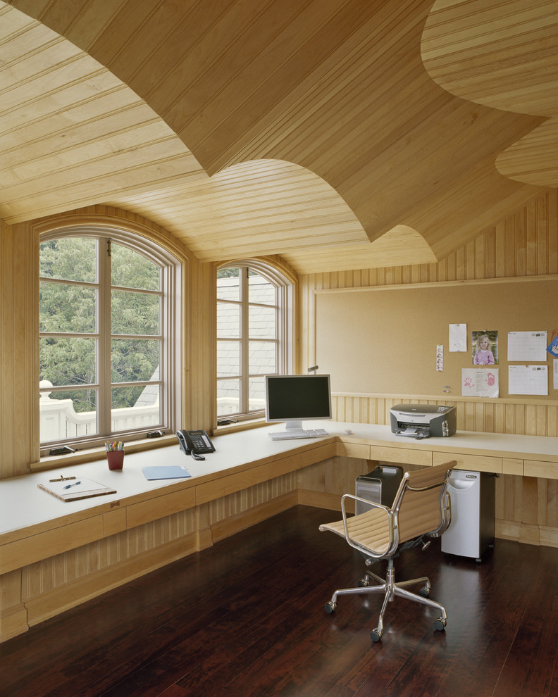 Modernes Arbeitszimmer mit Einbau-Schreibtisch in New York
