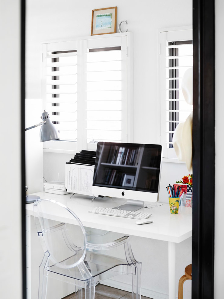 Diseño de despacho clásico renovado con paredes blancas y escritorio independiente