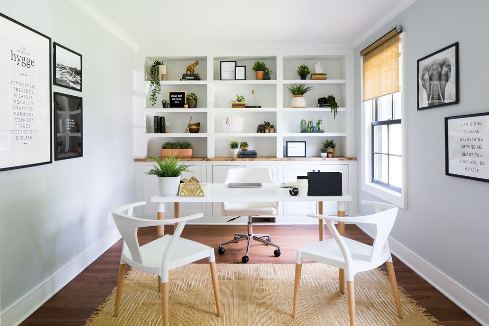 На фото: кабинет в стиле неоклассика (современная классика) с серыми стенами, паркетным полом среднего тона, отдельно стоящим рабочим столом и коричневым полом