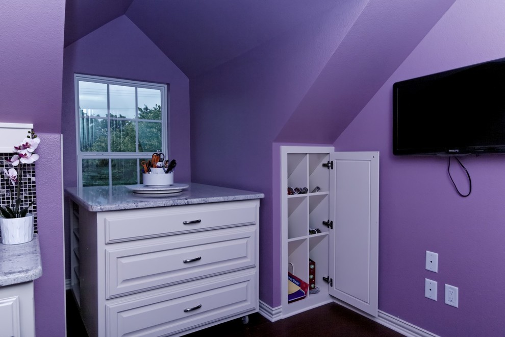 На фото: маленький кабинет в классическом стиле с фиолетовыми стенами, местом для рукоделия, темным паркетным полом и встроенным рабочим столом без камина для на участке и в саду