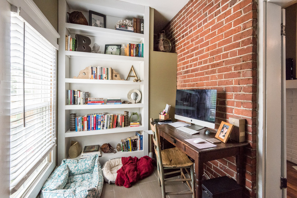 リッチモンドにある小さなトラディショナルスタイルのおしゃれなホームオフィス・書斎 (ライブラリー、自立型机、ベージュの床、ベージュの壁) の写真