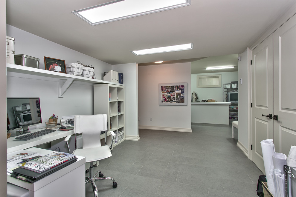 Foto di un atelier chic di medie dimensioni con pareti bianche, pavimento in ardesia e scrivania autoportante
